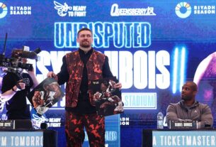 Новини спорту - Дюбуа підписав для Усика фото зі скандальним ударом у першому бою
