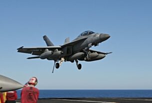 Новини світу - Впав за борт авіаносця і затонув: США втратили винищувач у Червоному морі