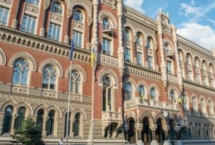 Новини бізнесу - Банки майже втричі скоротили ввезення готівкових доларів в Україну