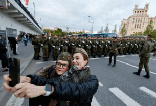 Новини світу - До Москви на парад приїдуть п’ять депутатів Європарламенту - ЗМІ