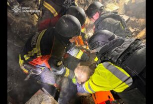 У Запоріжжі рятувальники ліквідовують наслідки масованого ворожого обстрілу