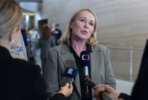 Новини світу - Глава Міноборони Чехія потрапила в аварію
