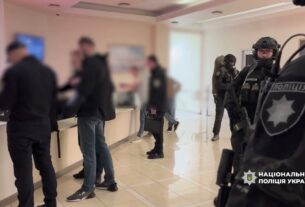 Привласнили кошти однієї з найбільших нафтопереробних компаній України: поліція провела 50 обшуків