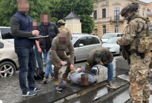 Новини України - На Буковині затримали правоохоронця за організацію схеми для ухилянтів