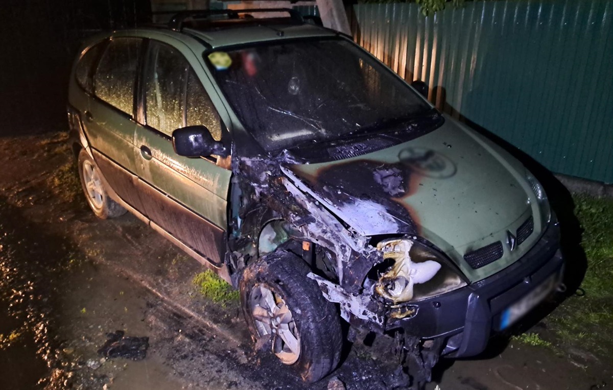 Новини України - У Бердичеві підпалили два військових автомобілі