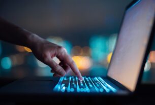 Новини України - У Києві затримали податківців, які продавали закриті дані росіянам
