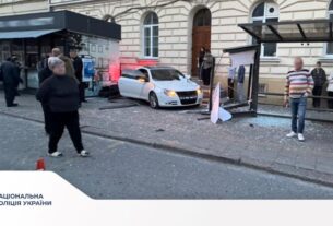 Новини України - У Львові водій протаранив зупинку: постраждала дівчина
