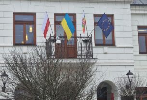 Новини світу - У Польщі зірвали прапор України на мітингу проросійського політика