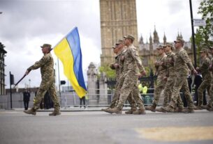 Новини світу - Українські воїни під оплески крокували на параді в Лондоні