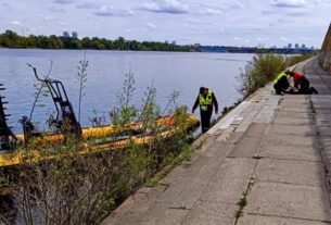 Новини Києва - В Києві жінка впала в Дніпро з Пішохідного мосту