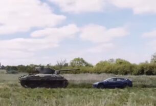 Новини світу - Ветеран Другої світової танком переїхав авто Tesla