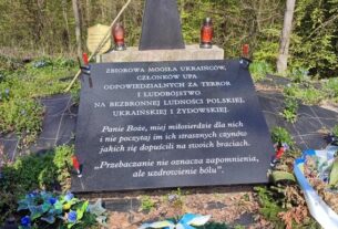 Новини світу - З могили воїнів УПА в Польщі демонтували провокативну плиту
