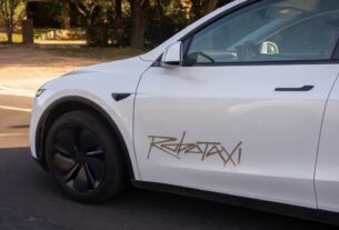 Авто новини - Акції Tesla зросли на 8% після запуску роботаксі у Техасі