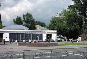 Новини Києва - Біля метро в Києві виявили труп чоловіка