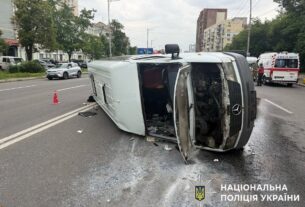 Новини Києва - Посеред проспекту у Києві перекинувся мікроавтобус