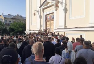Новини України - Сутичка між вірянами під собором у Чернівцях: стали відомі деталі
