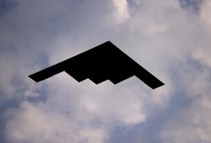 Новини світу - Трамп опублікував відео з піснею Бомбардуй Іран