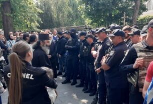 Новини України - У Чернівцях сталася масштабна сутичка між вірянами УПЦ МП та ПЦУ