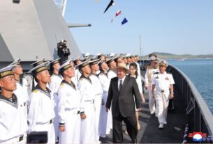 Новини світу - У КНДР з другої спроби спустили есмінець на воду