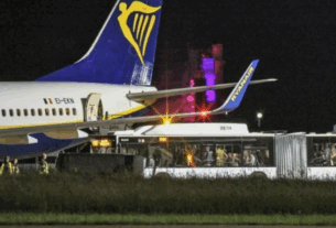 Новини світу - У Німеччині літак Ryanair здійснив екстрену посадку, 9 постраждалих