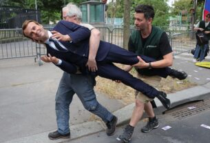 Новини світу - У Парижі з музею вкрали статую Макрона та принесли під посольство РФ