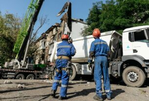 На місцях російських ударів у Києві працюють понад 700 поліцейських та рятувальників