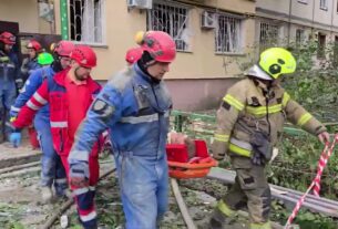 Рятувальники врятували чоловіка з-під завалів зруйнованого під’їзду в Києві