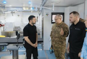 Володимир Зеленський подякував медикам за службу в умовах війни та відзначив лікарів системи МВС