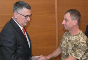 Новини України - Глава МЗС Ізраїлю зустрівся з бійцем ЗСУ, що втратив сім'ю через удар Ірану