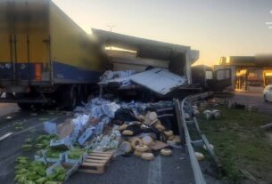 Новини України - Під Києвом сталась ДТП за участі двох вантажівок: утворився затор