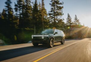 Авто новини - Rivian представила електрокари з чотирма двигунами