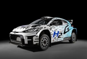 Авто новини - Toyota показала новий ралійний Yaris на водні