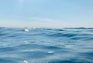 Новини України - Трьох підлітків на матраці віднесло в море в Одесі