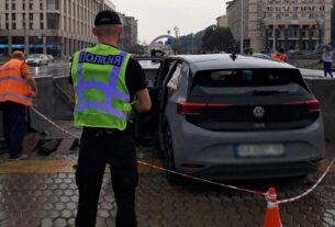 Новини Києва - У Києві електромобіль влетів у підземний перехід, водія госпіталізовано