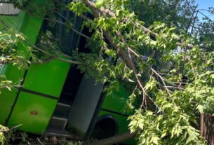 Новини України - "Водію стало зле": в Харкові автобус потрапив в ДТП, є потерпілі