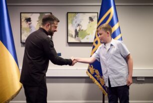 Новини України - Зеленський нагородив 11-річного данського волонтера
