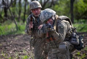 Новини України - Зеленський схвалив військові контракти 60+