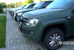 Естонські правоохоронці передали поліції України 16 авто для евакуації цивільних