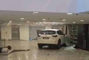 Новини Києва - Автомобіль влетів у ТРЦ Ocean Plaza в Києві