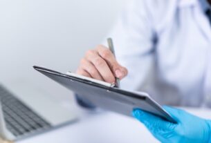 Технології - Часте використання ШІ знижує уважність лікарів - дослідження