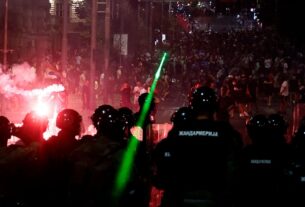 Новини світу - У Сербії протестувальники підпалили офіс партії Вучича