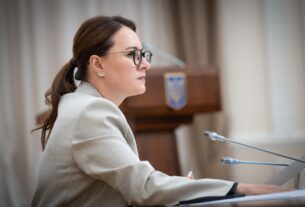 Новини України - Уряд дозволить виїзд молодим українцям