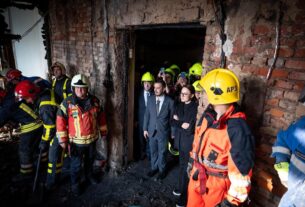 Новини України - Іноземним дипломатам показали пошкоджену атакою РФ будівлю Кабміну