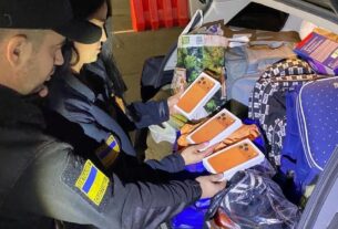 Новини України - Митники зупинили спробу контрабанди IPhone 17