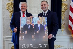 Новини світу - Навроцький показав подарунок, який отримав від Трампа