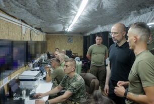 Новини України - Шмигаль відвідав військових на фронті