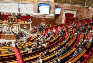 Новини світу - У Франції активіст надіслав депутатам 600 презервативів