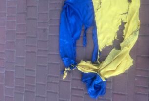 Новини України - У Кропивницькому чоловік зірвав і розтоптав прапор України
