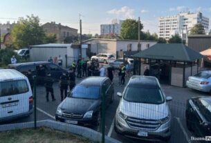Новини України - У Луцьку натовп пошкодив автомобіль ТЦК