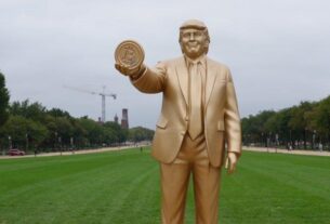 Новини світу - У Вашингтоні встановили "золоту" статую Трампа